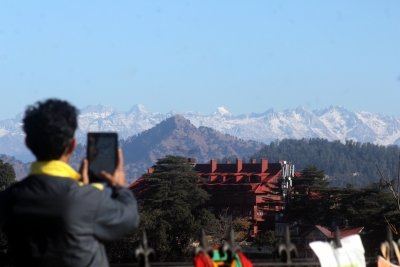 Ring in ‘warm’ New Year: Tourists from fog covered plains rush to Himachal to soak in sunshine