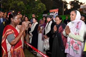 President Murmu attends ‘At-Home’ reception at Army House on eve of Vijay Diwas