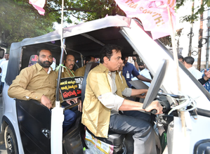 KTR drives autorickshaw to Assembly to raise problems faced by three-wheeler drivers