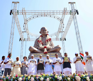 Kharge unveils Mahatma Gandhi statue in Belagavi, says protection of Constitution our responsibility