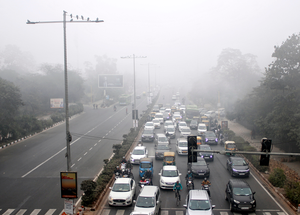 Delhi’s air quality remains in ‘very poor’ category, IMD predicts cloudy weather