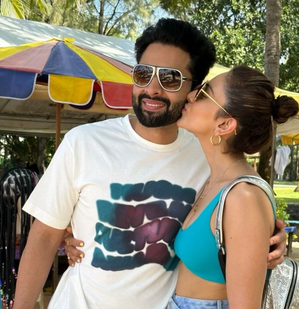 Rakul plants sweet peck on her ‘forever Valentine’ Jackky Bhagnani’s cheek