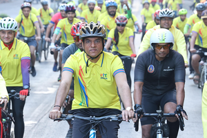 Sports Min leads Fit India Sundays on Cycle in Mumbai, propagates PM’s message to fight obesity