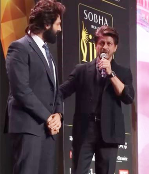 Shah Rukh Khan passes on the IIFA hosting mantle to Kartik Aaryan