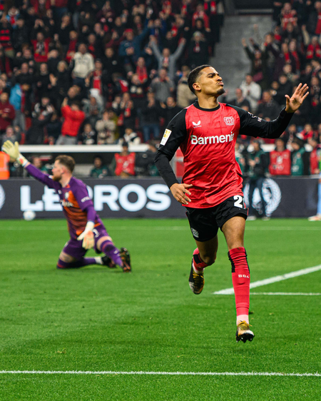 Leverkusen overpowers Bochum to stay in Bundesliga title race