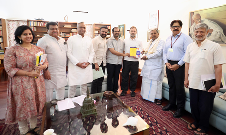 Siddaramaiah meets Rahul Gandhi; gig workers welfare board to be established in K’taka
