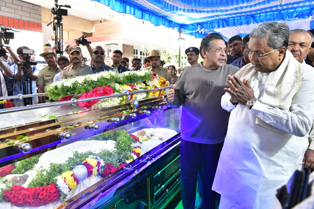 K’taka CM pays final respects to Bharat Bhushan, says 175 Kannadigas brought back from Kashmir