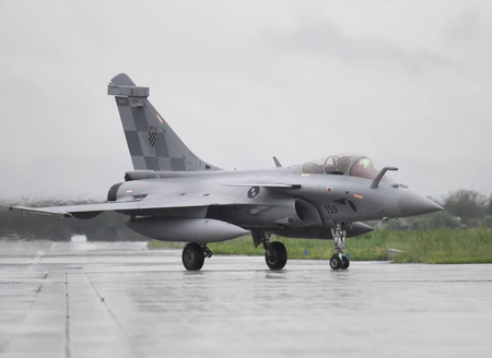 <div>India & France to sign deal for Rafale fighter jets for Navy tomorrow</div>