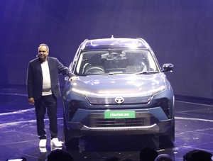 <div>Tata Motors’ net profit tanks 51 pc to Rs 8,470 crore in Q4</div>