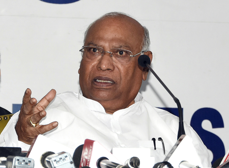 <div>Kharge writes to PM Modi, repeats Rahul’s demand for Parliament session on ‘Operation Sindoor’, ceasefire</div>