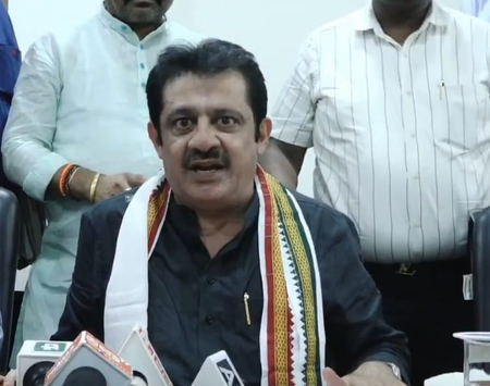 <div>Will become suicide bomber for India in war against Pakistan: K’taka Minister Zameer Khan’s statement goes viral</div>