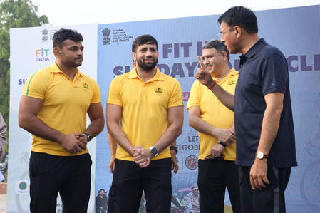 <div>Wrestlers Ravi Dahiya, Deepak Punia join Sports Min Mandaviya at ‘Fit India Sundays on Cycle’ in Delhi</div>