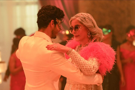<div>Zeenat Aman thanks Ishaan Khatter for keeping her comfortable during ‘The Royals’ shoot</div>