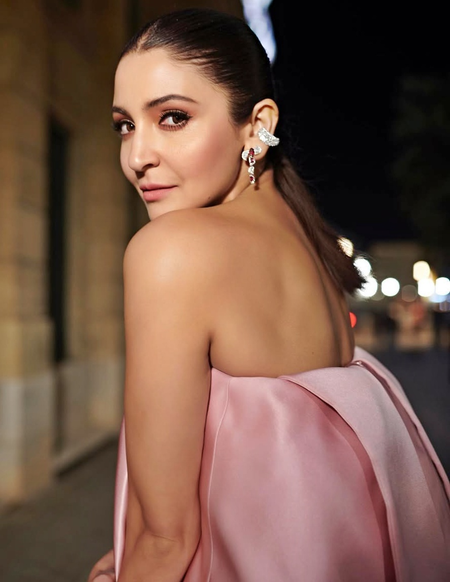<div>Anushka Sharma is ‘grateful’ to Armed Forces for protecting us amid rising Indo-Pak tensions</div>
