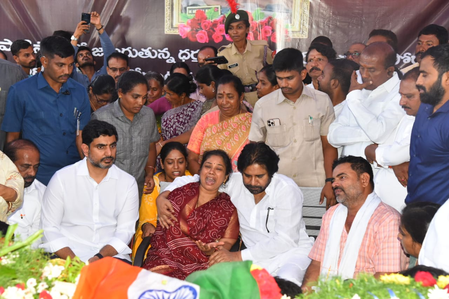 <div>Andhra Pradesh announces Rs 50 lakh for slain soldier’s family</div>