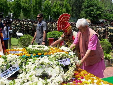 <div>J&K L-G pays homage to BSF braveheart</div>