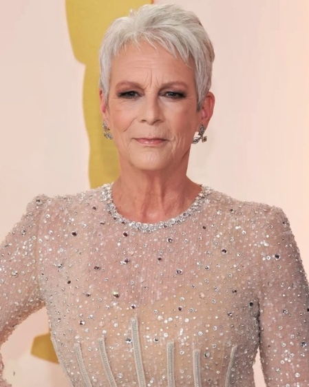 Jamie Lee Curtis says she regrets undergoing plastic surgery in her 20s.