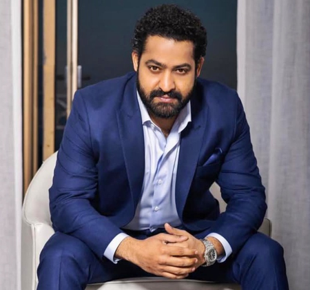<div>NTR promises a special return gift for ‘War 2’ co-star Hrithik Roshan aka Kabir</div>