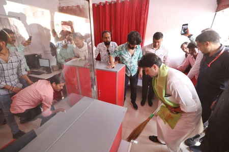 MP: Scindia cleans post office, dances and eats with tribals in Ashoknagar