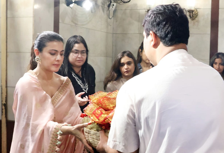 <div>Kajol seeks blessings at Dakshineswar Kali temple before the release of ‘Maa’</div>