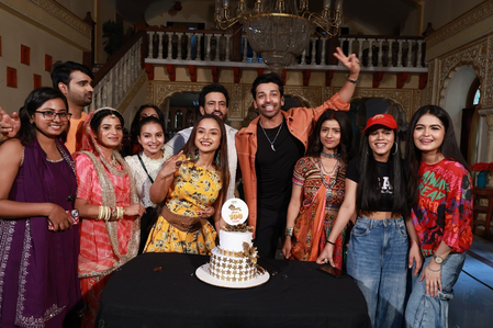 <div>‘Badi Haveli Ki Chhoti Thakurain’ team celebrates as show reaches 100-episode milestone</div>