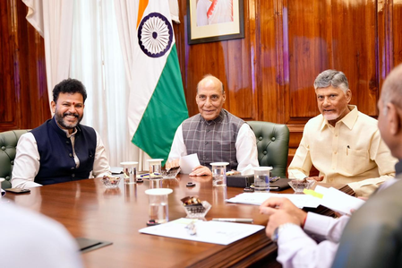 <div>Chandrababu Naidu presents Andhra’s defence, aerospace vision to Rajnath Singh</div>