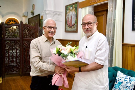 Former Manipur CM holds meeting with Guv, discusses restoration of peace