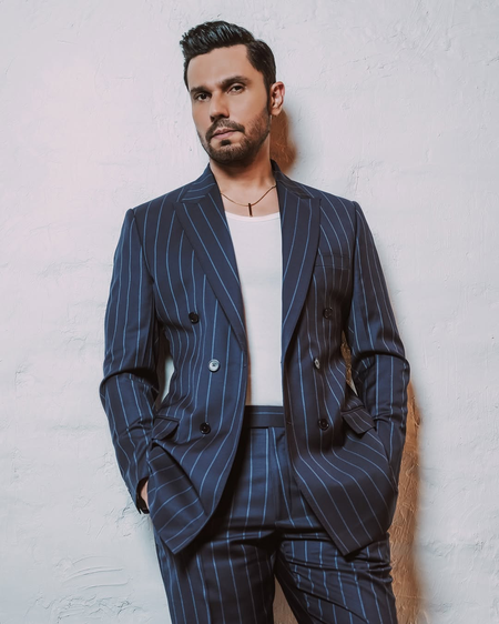 Randeep Hooda pays tribute to Veer Savarkar on 142nd birth anniversary, calls portraying him a ‘humbling experience’