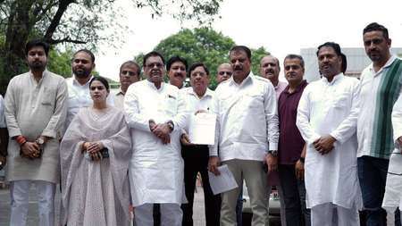 <div>MP: Congress delegation meets DGP after Jitu Patwari’s brothers booked for land grabbing</div>