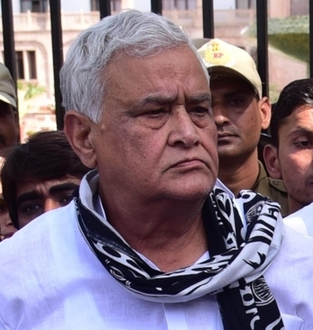 Rajasthan Minister raids fake fertiliser factory; vehicle with counterfeit stock seized
