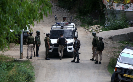 <div>J&K Police’s counter-intelligence wing raids multiple locations in Kashmir</div>