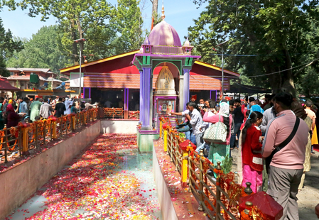 <div>J&K: Sufficient security in place for Kheer Bhawani festival</div>