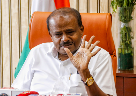<div>K’taka reeling under graft: Union Minister Kumaraswamy on MLA exposing corruption in house allotments</div>