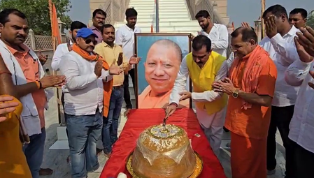 <div>53 kg laddu ‘cake’ cut to celebrate Yogi Adityanath’s birthday</div>