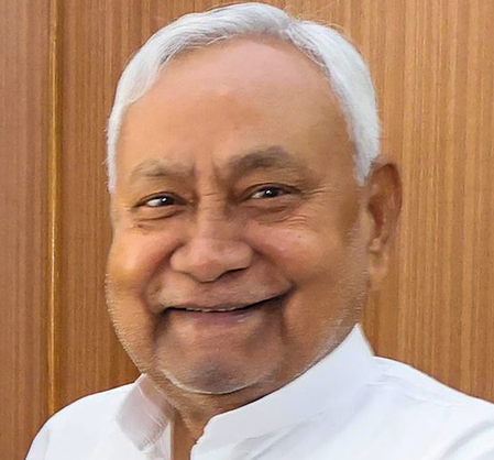 <div>CM Nitish’s quirky gesture and remarks spark laughter in Darbhanga event</div>