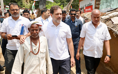 <div>Rahul Gandhi meets family of ‘Mountain Man’ in Bihar</div>