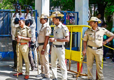 <div>B’luru stampede: Security tightened at K’taka CM’s residence; BJP questions action on police</div>