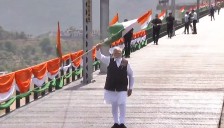 <div>PM Modi inaugurates Chenab Bridge in J&K, interacts with engineers, workers</div>