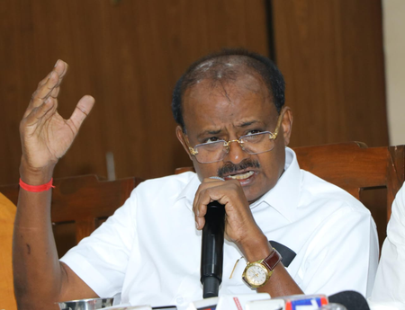 <div>BJP, JD(S) say image building war between K’taka CM, Dy CM resulted in stampede</div>
