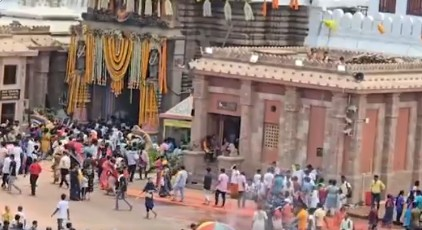 <div>Lakhs of devotees throng Lord Jagannath temple in Puri to witness ‘Snana Yatra’</div>