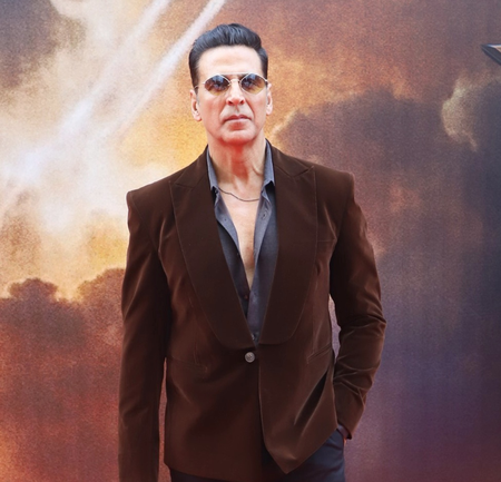 <div>Akshay Kumar, Vicky Kaushal, Alia Bhatt & others express grief over the Air India mishap</div>
