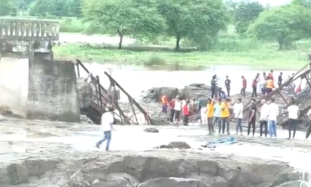 Two drowned as bridge collapses in Pune, rescue operations on (Lead)