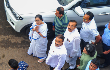 <div>Mamata announces compensation for owners of shops gutted in Kolkata’s Khidirpur area fire</div>