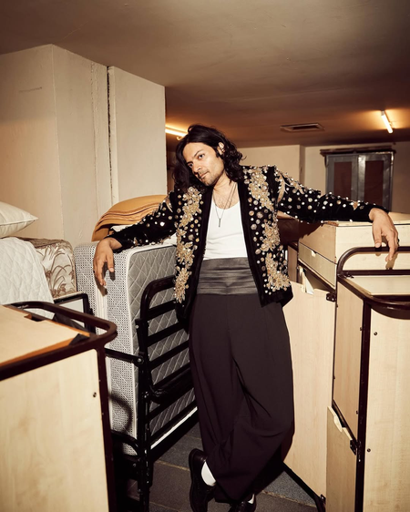 <div>Ali Fazal remembers his late mother in a nostalgic post: ‘had to say goodbye to 2 people’</div>