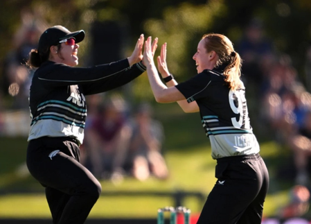 <div>Bree Illing, Bella James earn maiden NZ women’s central contracts; Devine opts for casual deal</div>