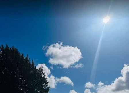 <div>Sweltering heat across Kashmir, water woes return to J&K</div>