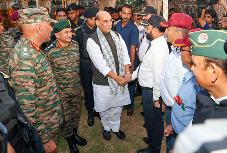 <div>Defence Minister Rajnath Singh leads IDY celebrations at Northern Command HQs in J&K</div>