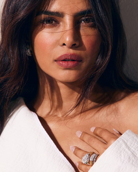 <div>Priyanka Chopra drops a heartfelt note for Rekha as she misses the re-release of ‘Umrao Jaan’</div>