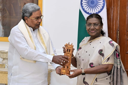 <div>K’taka CM meets President Murmu; presents Mysuru Peta, discusses pending bills</div>