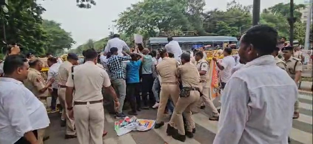 <div>BJD, Congress workers protest ‘rising’ crime against women in Odisha</div>